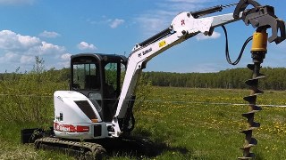 Аренда экскаватора погрузчика с ямобуром в Петергоф цена от 1550 руб